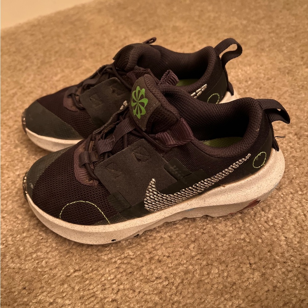 Nike toddler shoes size 11c